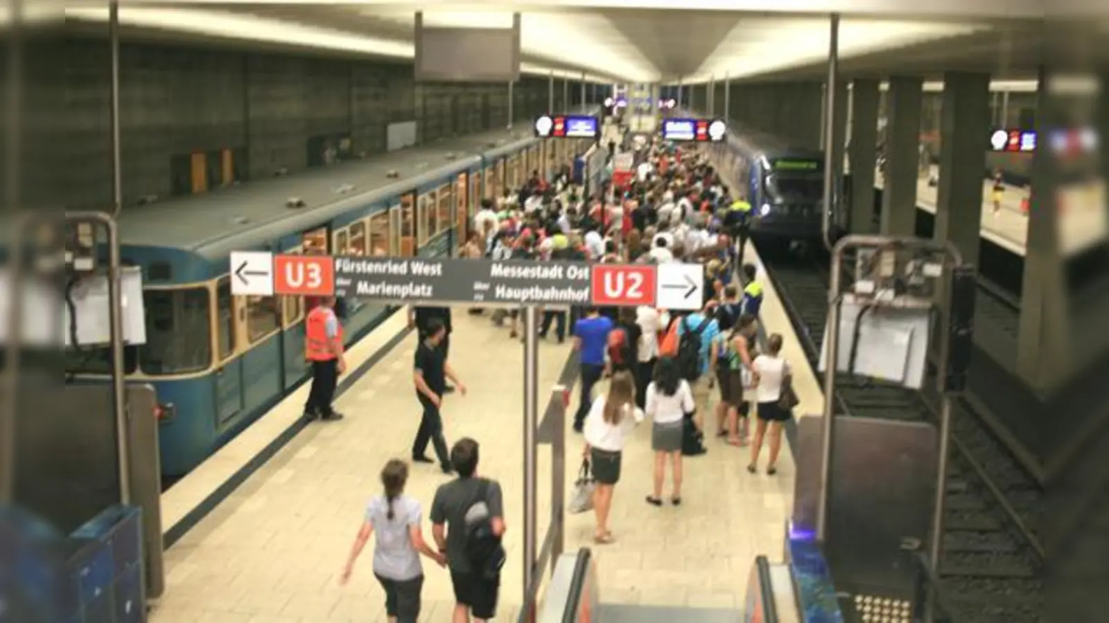 Wer mit der U3 aus Richtung Moosach kam, für den war an der Haltestelle Scheidplatz Endstation. Hier herrschte am späten Dienstagnachmittag das Chaos.  (Foto: la)