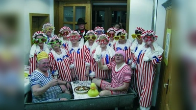Reif für die Badewanne: Kurt von Flott und Lorenz Dimpflmeier und der Frauenbund der Pfarrei Maria Schutz. (Foto: pi)
