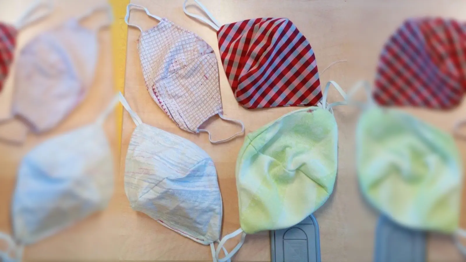 „Die Menschen sind sehr hilfsbereit”, freut sich Sabine Fincks von „Ein Teller Heimat”. Sie hatte im Wochenanzeiger Leser um Baumwollstoffe, Bettlaken oder Ähnliches gebeten, damit Bewohner in zwei Unterkünften Behelfsmasken nähen konnten. Ihr Aufruf hatte Erfolg und so konnten viele Masken wie diese genäht werden. (Foto: pr)