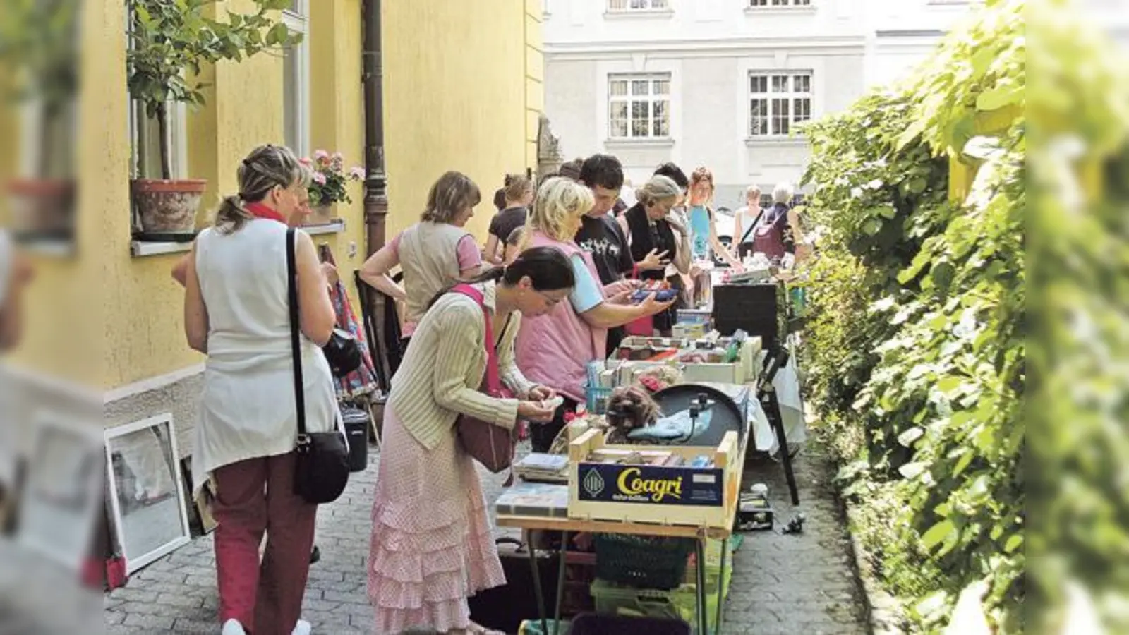 Hereinspaziert! Bei den Hofflohmärkten kann man Schnäppchen finden und nebenbei nette Höfe, den Stadtteil und seine Bewohner kennenlernen.               (Foto: Nachbarschaft Schwabing)