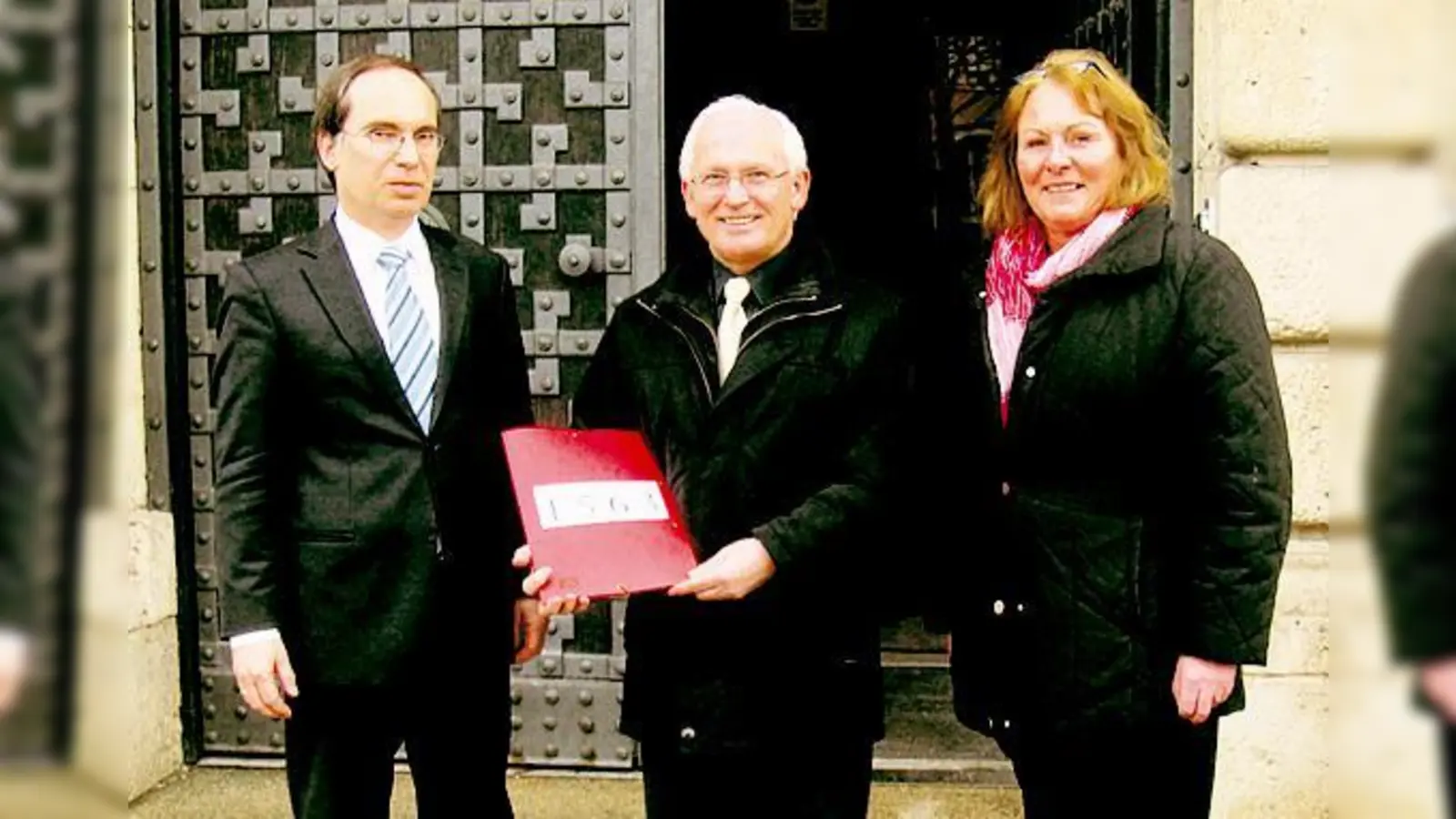 Hans-Peter Göttler vom Wirtschafts- und Verkehrsministerium (links) nahm von Hans Lacker und Renate Währisch-Krieger 1.563 Unterschriften gegen die Express-S-Bahn entgegen.	 (Foto: VA)
