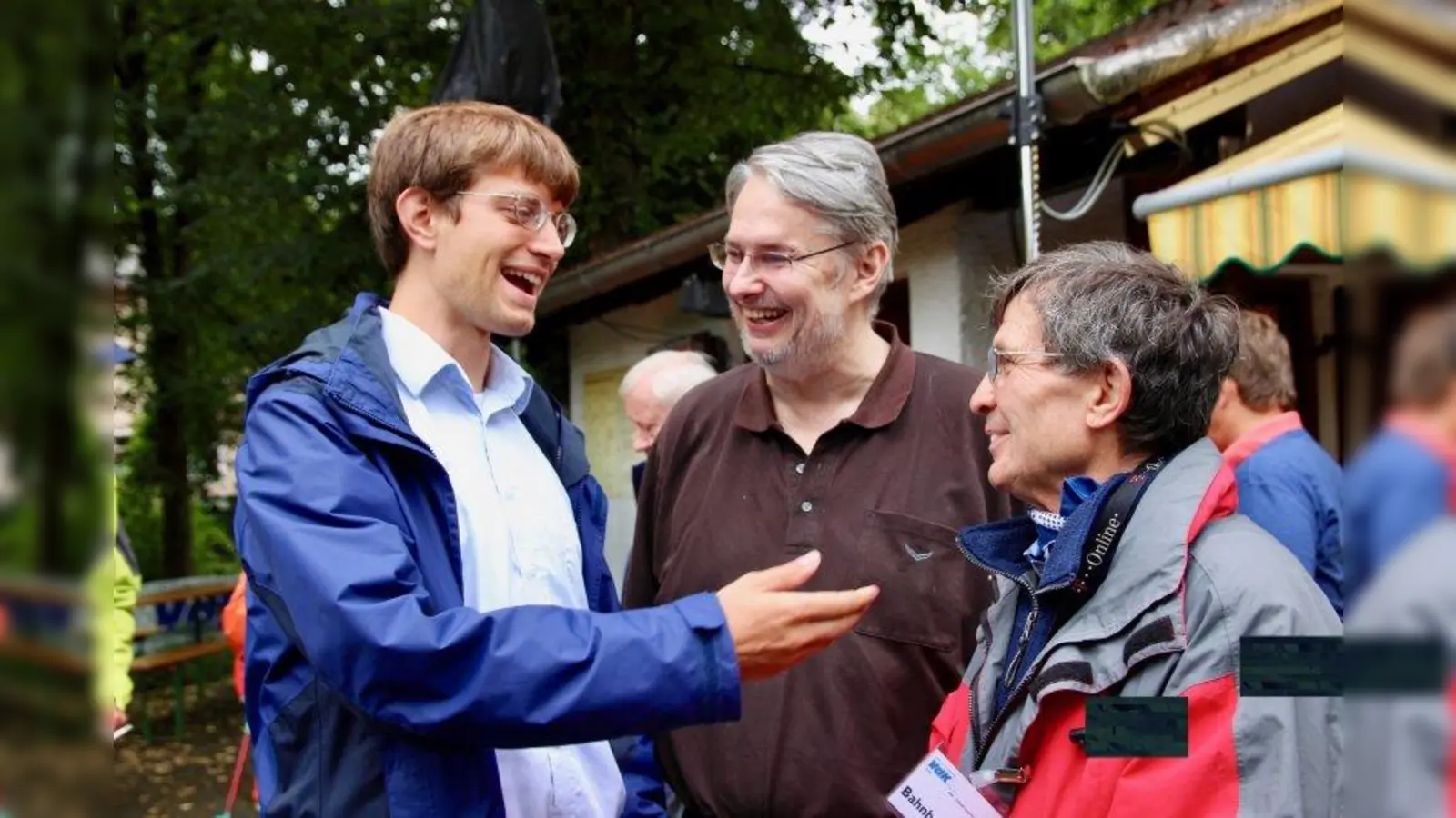 „Ihr helft den Menschen, die oft übersehen werden.” Gemeinderat Felix Kempf (l.) dankte den Ehrenamtlichen vom VdK für ihr Engagement und begrüßte die Vorstände Peter Kirchning und Fritz Haugg (v.r.). (Foto: us)