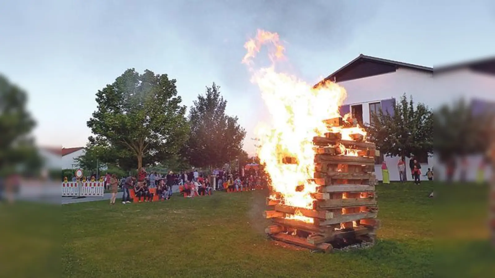 Die Plieniger CSU lies unterstützt von den Feuerwehrlern am Bürgerhaus wieder ein Sonnwendfeuer entfachen.	 (Foto: VA)