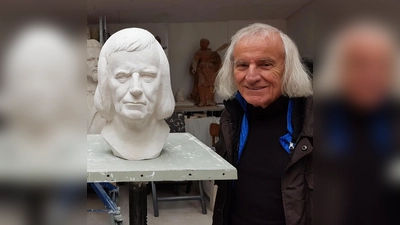 Walter Haupt mit einer Büste von ihm, die der Bildhauer Toni Preis zu Haupts 85. Geburtstag anfertigte. (Archivbild: privat)