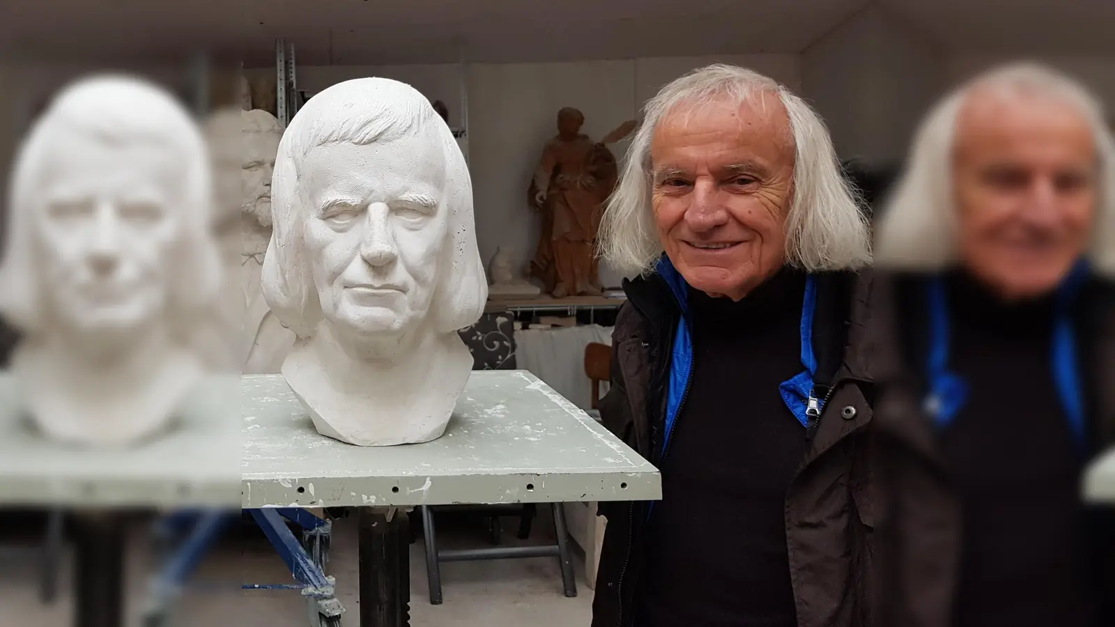 Walter Haupt mit einer Büste von ihm, die der Bildhauer Toni Preis zu Haupts 85. Geburtstag anfertigte. (Archivbild: privat)