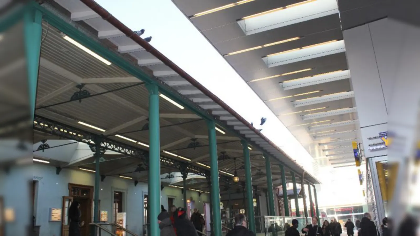 Unten hui, oben ???: Fröhliches Taubennisten im denkmalgeschützten Bahnhofsgebäude und in der neuen Ladenzeile. Der BA fordert Maßnahmen dagegen. (Foto: US)