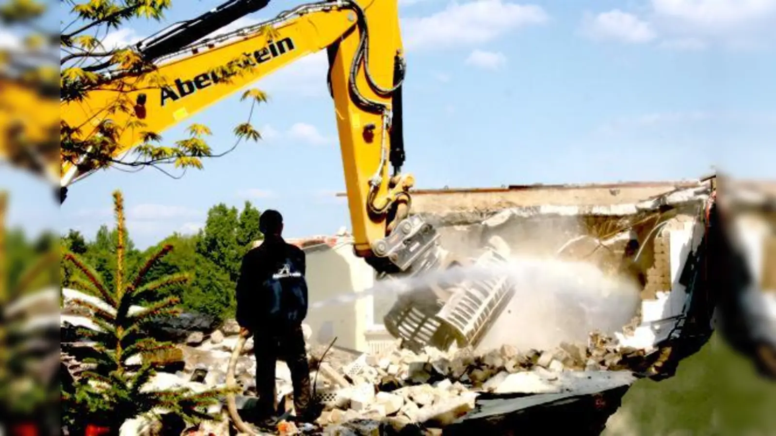 Innerhalb weniger Stunden war das Gebäude an der Lassallestraße 100 abgerissen. 	 (Foto: ws)