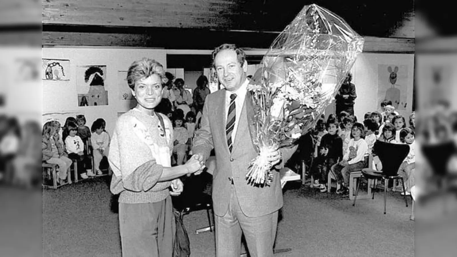 Bürgermeister Hubertus Lindner bedanke sich bei der Schauspielerin Uschi Glas für eine Lesestunde in der Kita.	 (Foto: Gemeindearchiv)