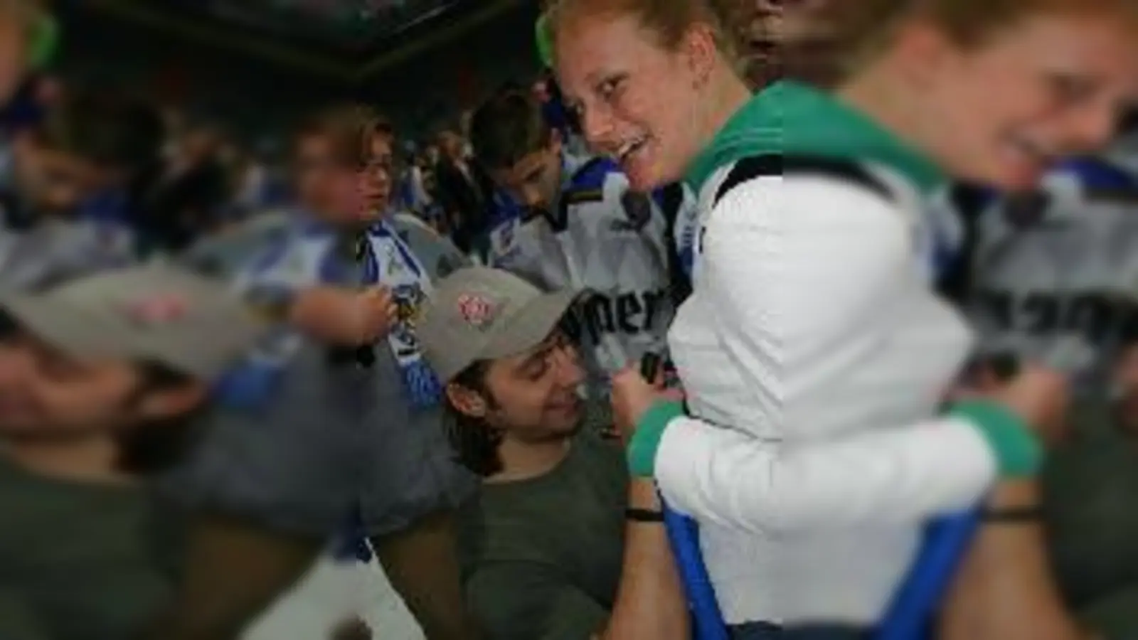 EHC-Spieler Andreas Attenberger gibt Autogramme.  (Foto: mh)