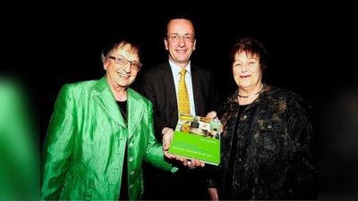 Stolz präsentiert werden die „Germeringer Kulturgeschichten“ hier von Autorin Irmgard Langewiesche, Oberbürgermeister Andreas Haas und Layouterin Ingeborg Schöchlin (von links). (Foto: Günther Reger)