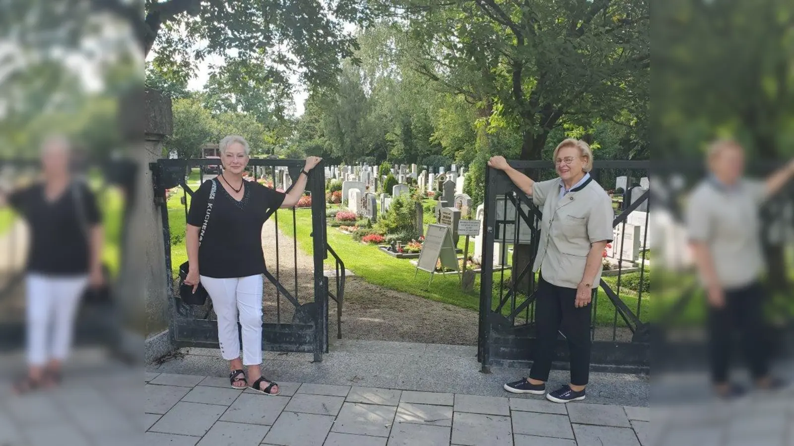Sibylle Schrott (v.l.) und Christa Zeilermeier setzen sich für den Aubinger Friedhof ein. (Foto: pst)