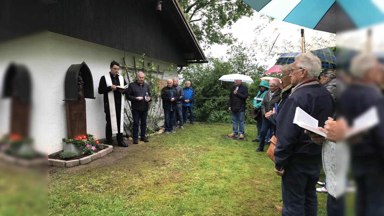 Pfarrer Manuel Kleinhans segnete die „Waldmadonna”, die das Siedlerheim schmückt. (Foto: Privat)