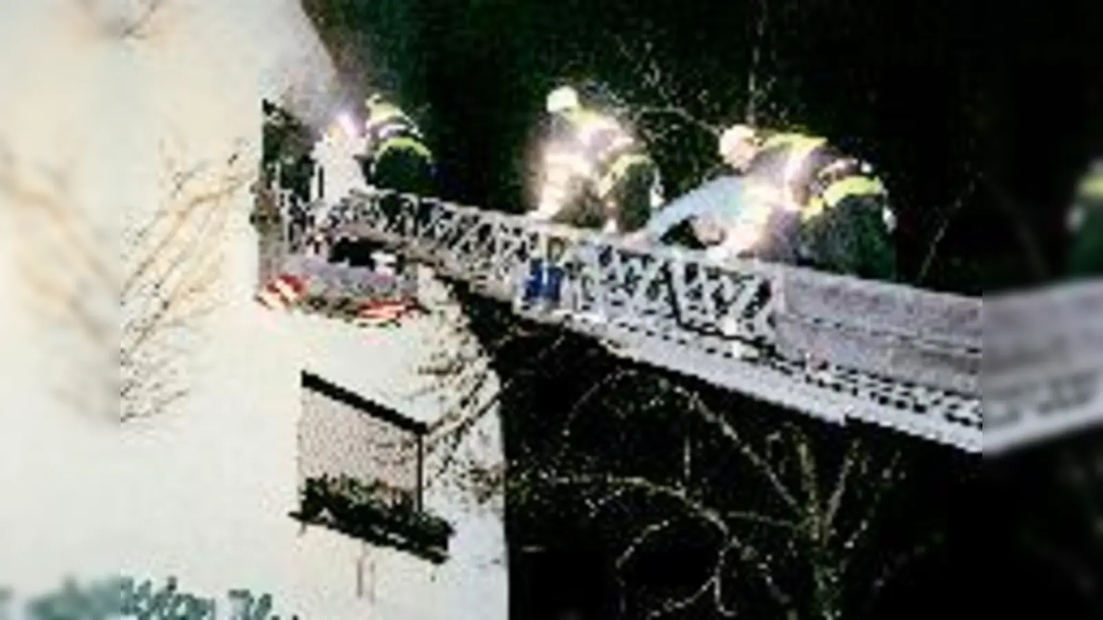 Rettung in letzter Minute: Mit zwei Drehleitern und Standleitern wurden die Pensionsgäste aus dem verqualmten Gebäude geholt.	 (Foto: Feuerwehr)