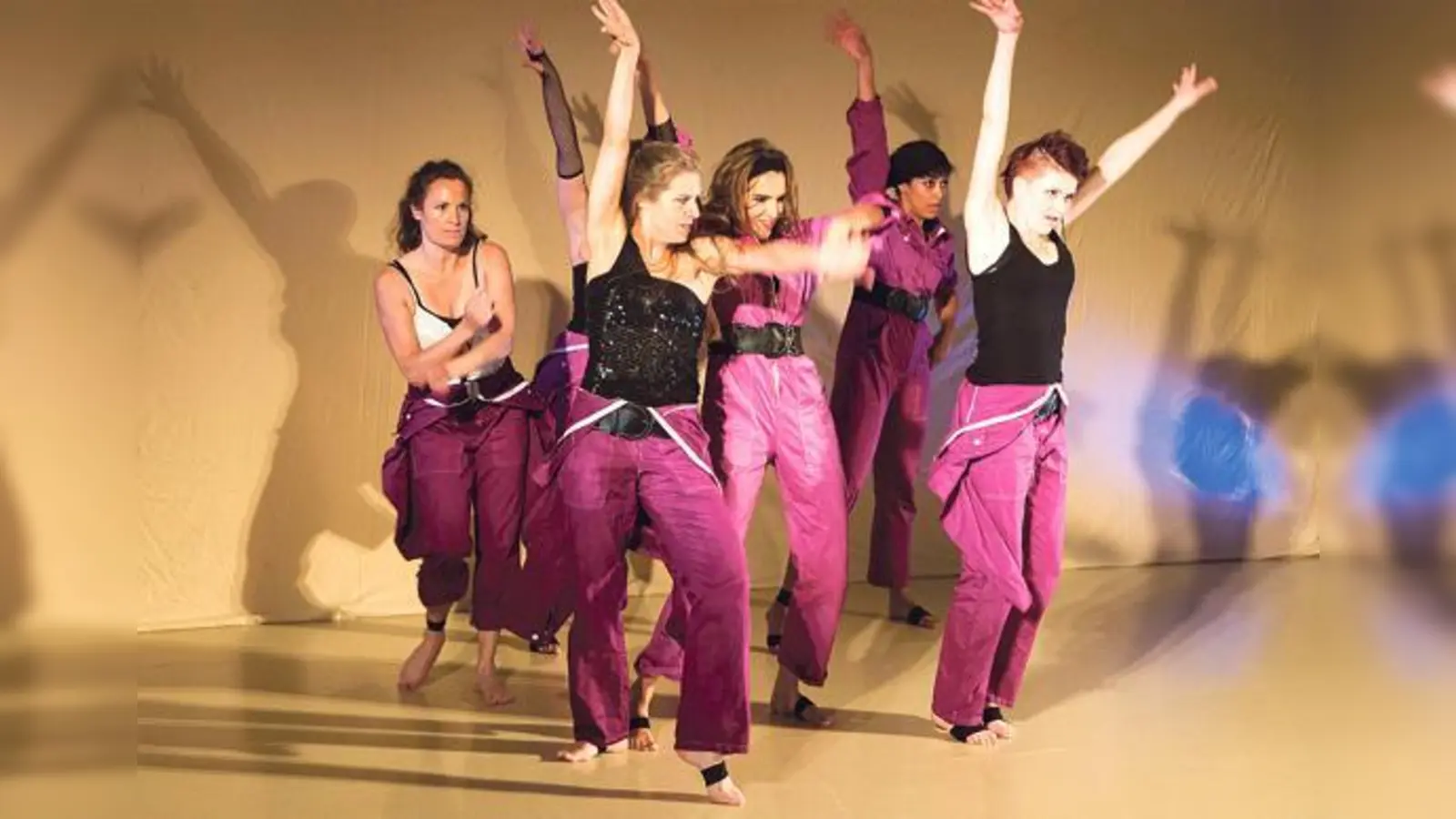 Viel Tanz und Gesang zeichnet das Krimi-Musical aus. 	 (Foto: Vreni Arbes)