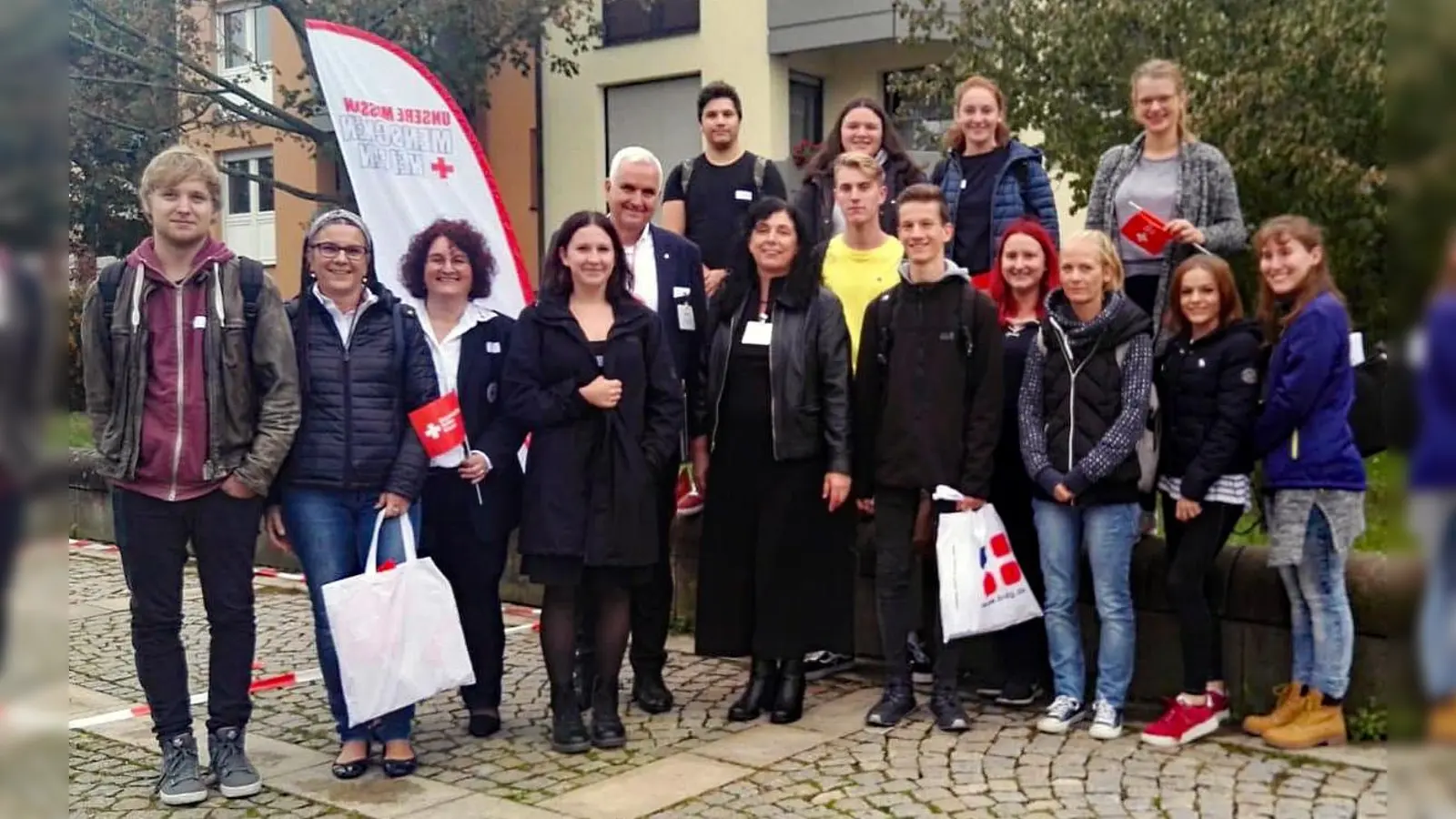 Die neuen Azubis beim BRK Erding starten in ihre Ausbildung.  (Foto: BRK Erding)
