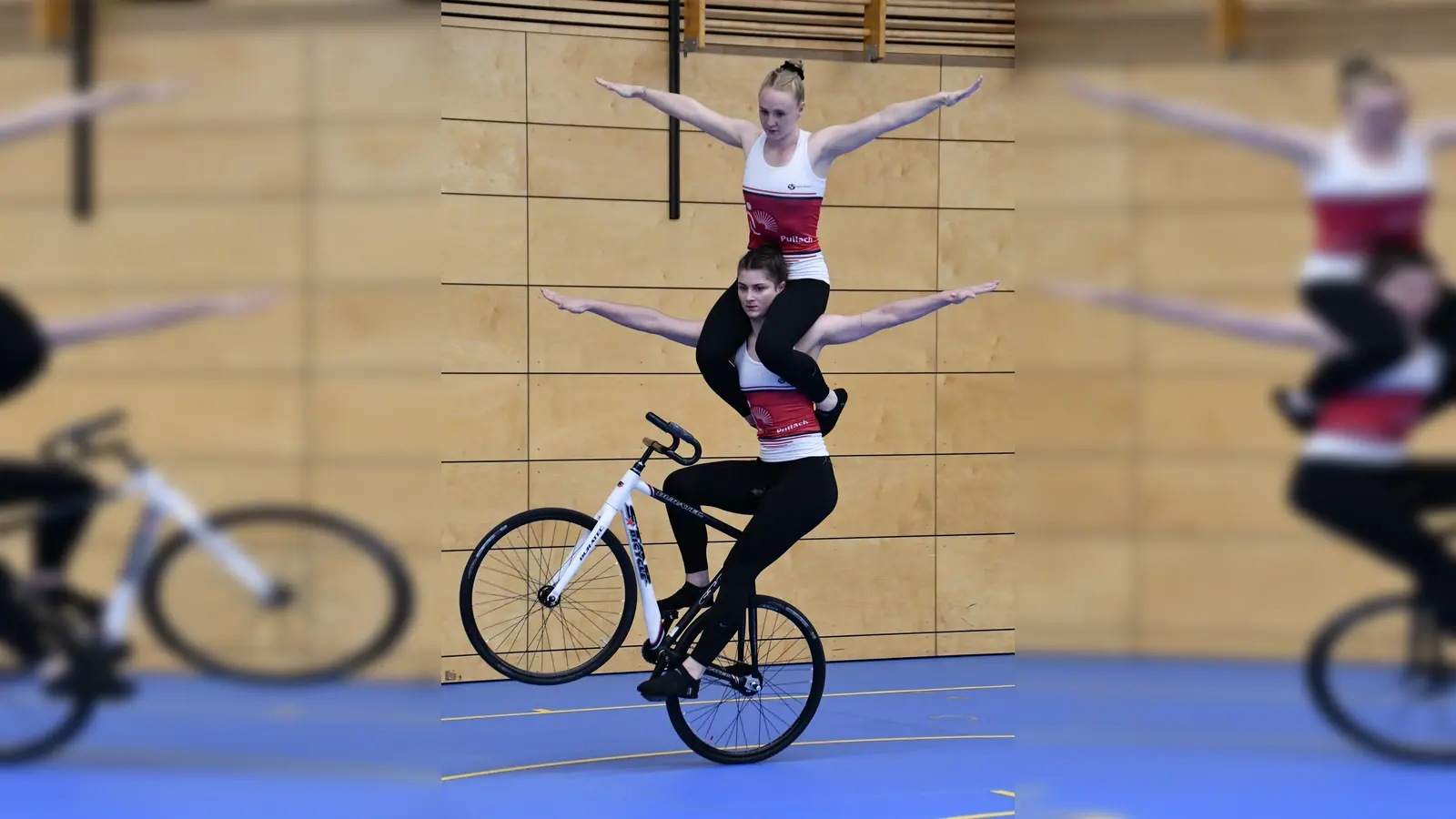 Die neue Schwierigkeit im Program des Duos: Katharina Hupfauer trägt ihre Partnerin Sabine Tausch bei der Figur „Reitsitzsteiger-Schulterstand” auf den Schultern. (Foto: Susanne Schreuer)