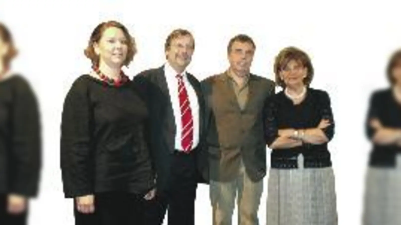 S. Schollmeyer (li., hier: Ausstellungseröffnung, Dachau, m. BFV-Präsident Dr. R. Koch, Diakon K. Schultz u. d. Präsidentin d. Zentralrats der Juden in Deutschland, Ch. Knobloch) hat Fakten ausgegraben.  (Foto: Bayer. Fußball-Verband)