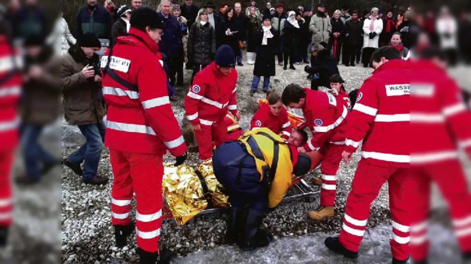 Vor großem Publikum zeigte die Wasserwacht, welche Maßnahmen zu ergreifen sind, falls Personen auf einer Eisfläche  (einbrechen.Foto: Wasserwacht)