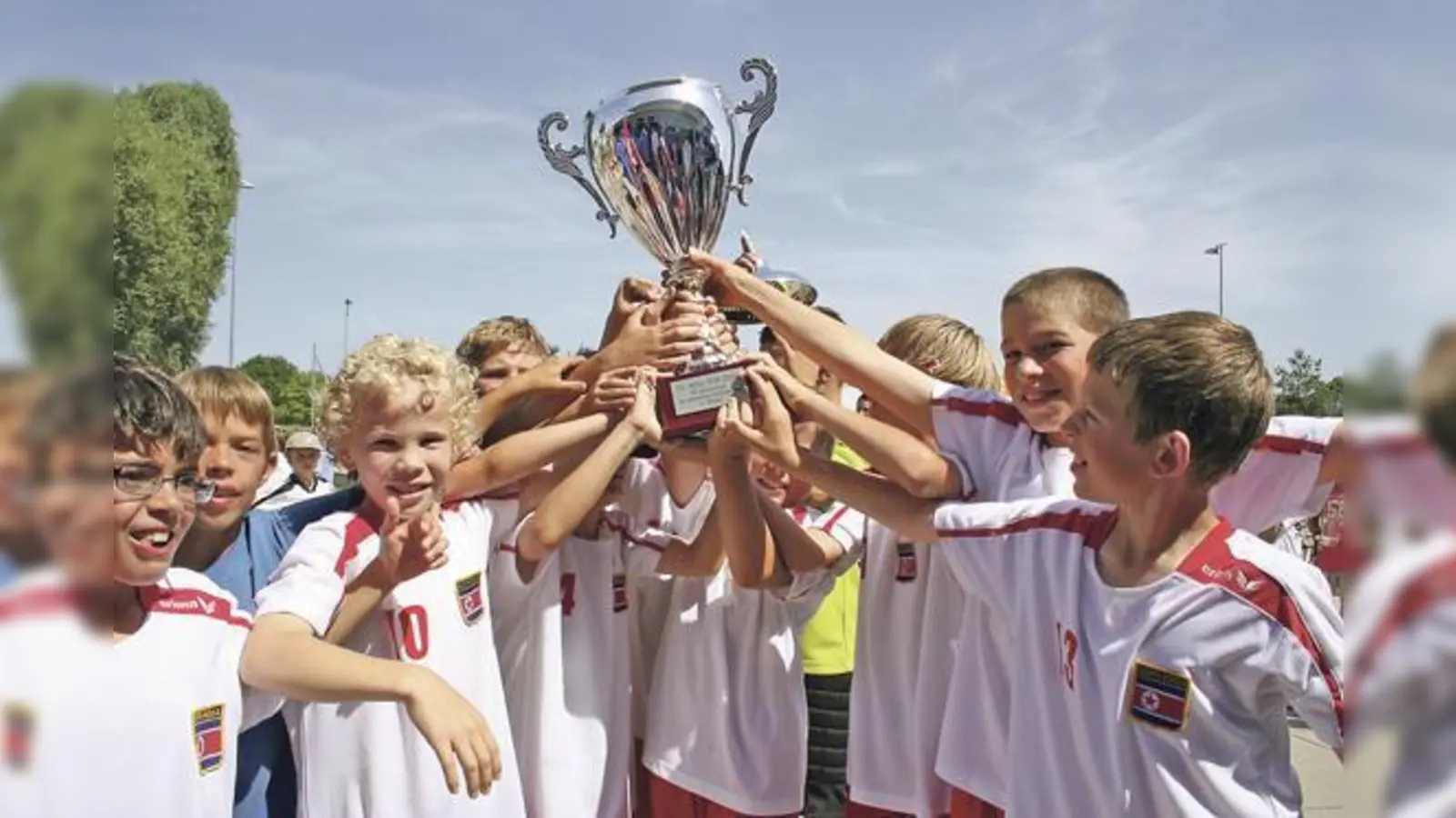 Die Sieger der Mini-WM präsentieren stolz die Trophäe.  (Foto: VA)