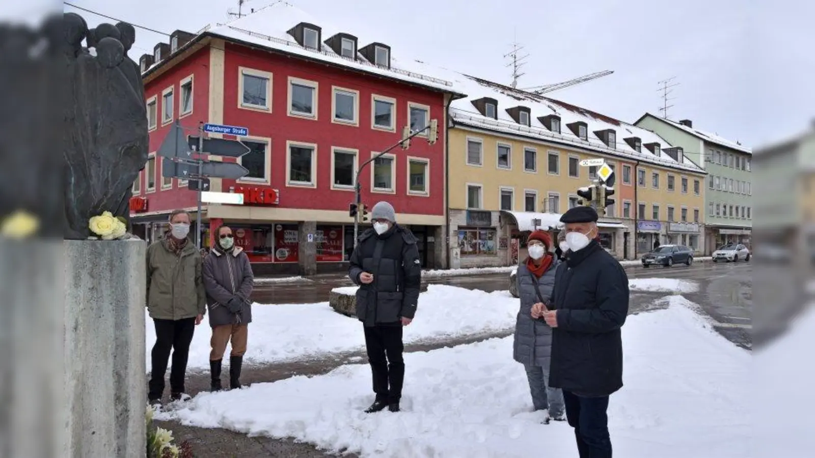 Gedenken: v.l. Richard und Vera Gedon, Landrat Thomas Karmasin, Julia Zieglmeier und der Fürstenfeldbrucker Oberbürgermeister Erich Raff am Fürstenfeldbrucker Mahnmal zur Erinnerung an den Todesmarsch von KZ-Häftlingen. (Foto: Landratsamt Fürstenfeldbruck)
