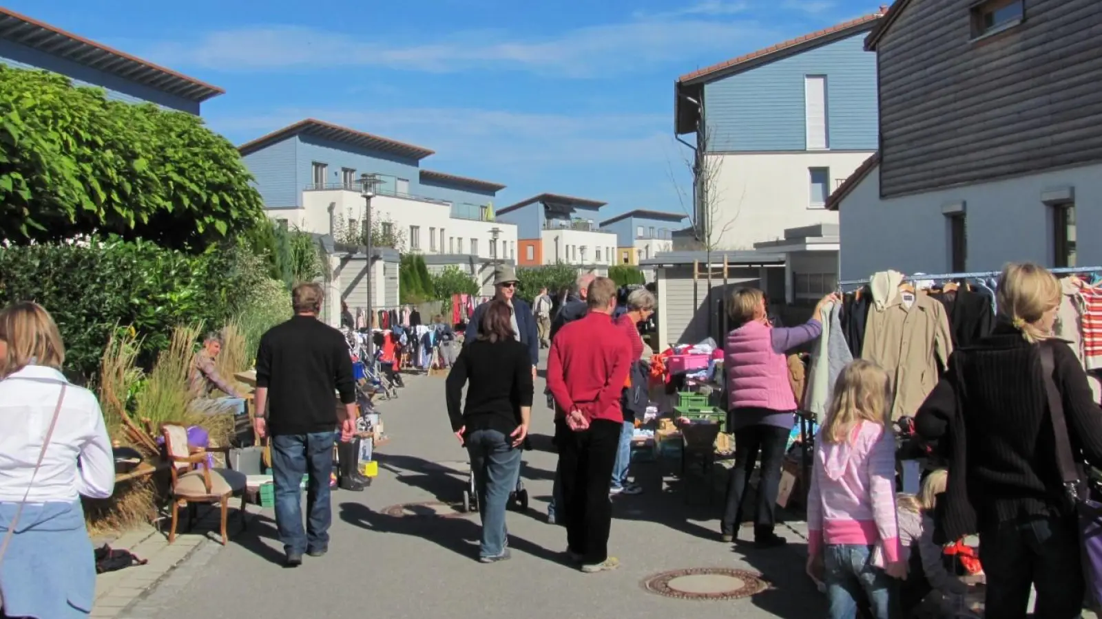 Der Feinerweg in Salmdorf wird wieder zum Straßenflohmarkt. (Foto: d’Salmdorfer e.V.)