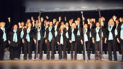 Der Gospelchor »Emmeram Singers« singt für die Orgel in der Kirche St. Emmeram.	 (Foto: VA)