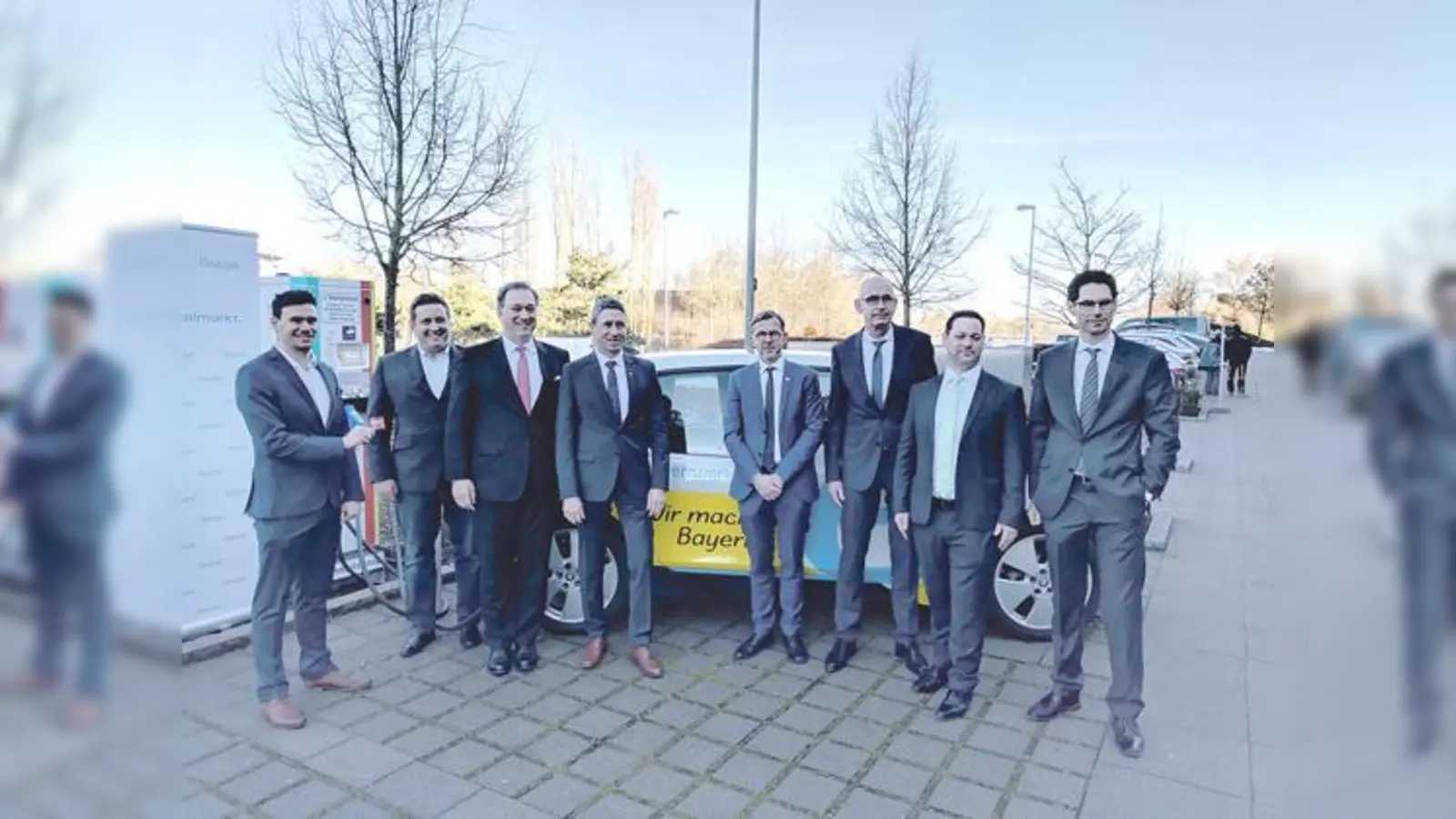 Erster Bürgermeister Christoph besuchte die Baader Bank zur Eröffnung der neuen E-Ladesäule.	 (Foto: Gemeinde USH)