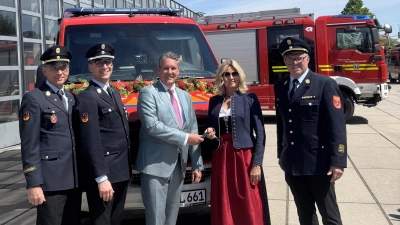 Im Rahmen des Florianstags wurde der neue CBRN-Erkunder in Dienst gestellt (von rechts): Kreisbrandrat Manfred Danner, Landrätin Susanne Hoyer, Echings Bürgermeister Michael Steigerwald, Fach-Kreisbrandmeister Gefahrgut Markus Krauss und stellvertretender Kreisbrandrat Helmut Schmid. (Foto: LRA)