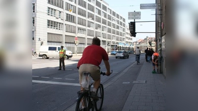 Der Radweg und das Trottoir sind an der Landsberger Straße auf Höhe der Holzapfelstraße ein gefährliches Nadelöhr. Der BA 8 will mehr Sicherheit für Fußgänger und Radfahrer. (Foto: tg)