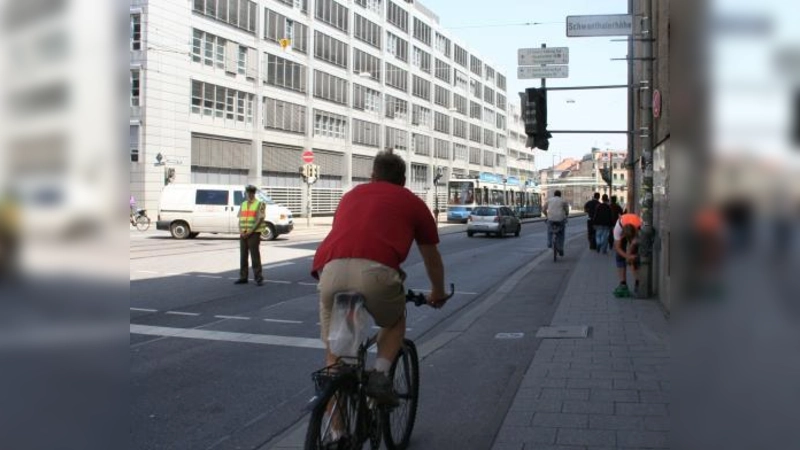 Der Radweg und das Trottoir sind an der Landsberger Straße auf Höhe der Holzapfelstraße ein gefährliches Nadelöhr. Der BA 8 will mehr Sicherheit für Fußgänger und Radfahrer. (Foto: tg)