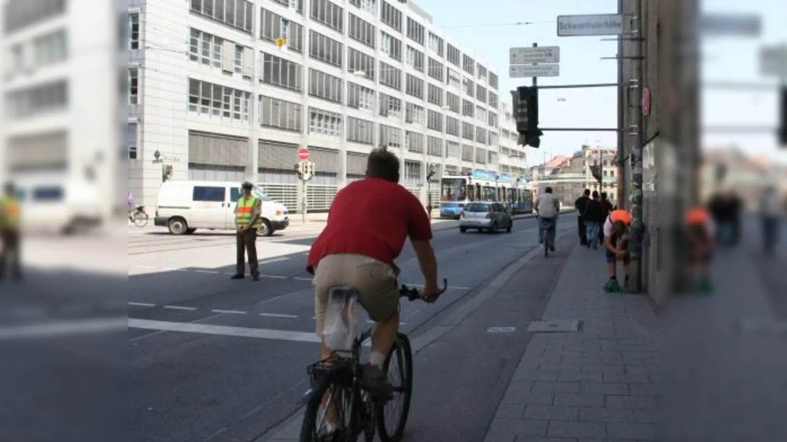 Der Radweg und das Trottoir sind an der Landsberger Straße auf Höhe der Holzapfelstraße ein gefährliches Nadelöhr. Der BA 8 will mehr Sicherheit für Fußgänger und Radfahrer. (Foto: tg)
