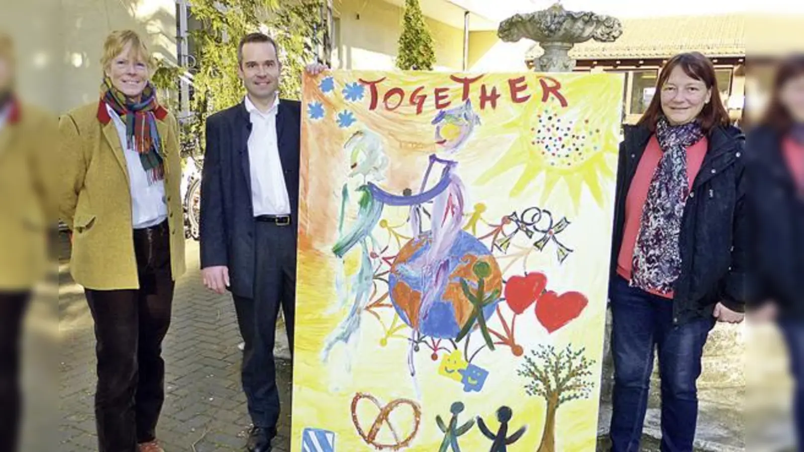 Bürgermeisterin Ursula Mayer, Dr. Mathias Mooz und  Sabine Faast bei der Übergabe des Bürgerbildes:  »Integration«. 	 (Foto: VA)