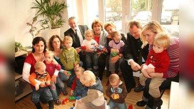 „WIKI hat nur Vorteile, sowohl für die Eltern, für die Tagesmütter als auch für uns Gemeinden.“ (V.l.) Elke Ruprecht, Monika Schaudig, Peter von Quadt, die Bürgermeister Ilse Weiß, Annemarie Detsch und Christoph Göbel sowie Morag Teubner stellten die neue Tagesmütterbörse vor. (Foto: US)