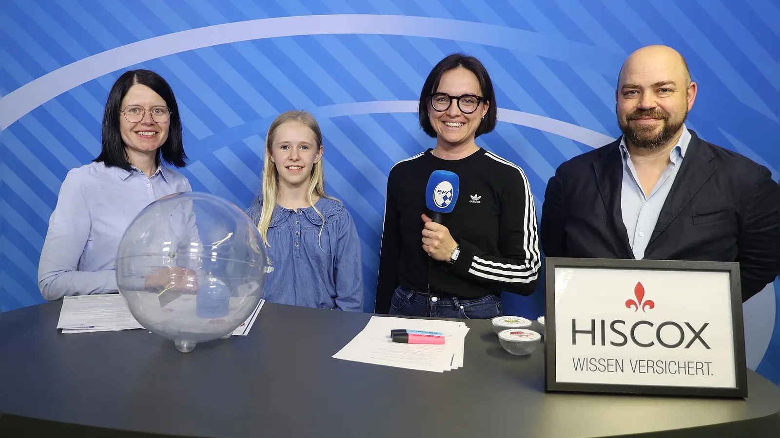 Losten die Halbfinalpartien im Verbandspokal der Frauen aus. Von links: Verbands-Spielleiterin Kerstin Costa, Losfee Felipa aus Markt Schwaben, Theresa Leinfelder (Moderatorin) und Tobias Wenhart (Hiscox). (Foto: Fabian Frühwirth/BFV)