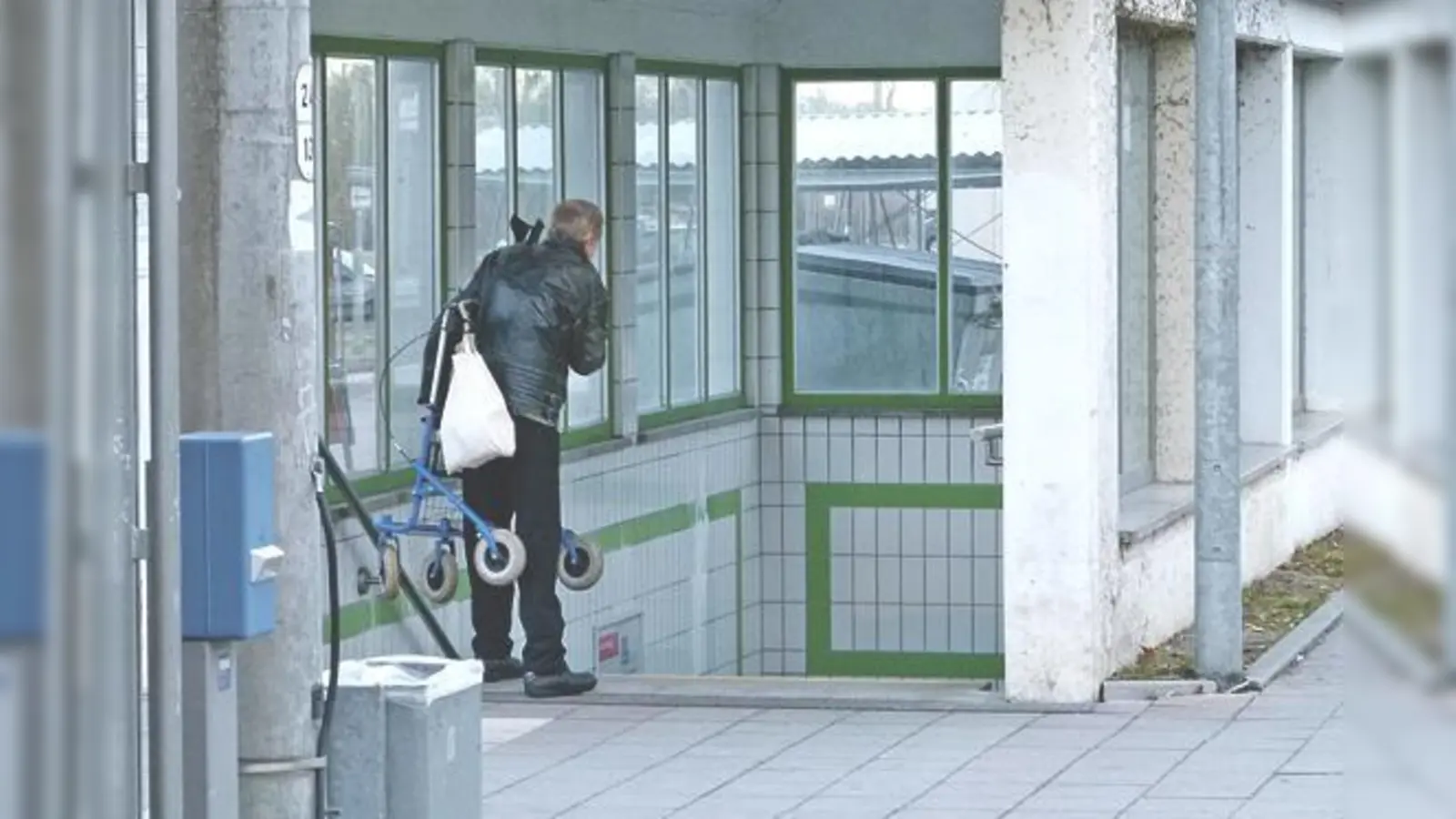 Wer schwer zu tragen hat, sollte fit sein: für ihn heißt es schleppen und Treppen steigen. Das soll sich nach dem Willen des Gemeinderats erst mit einem zweiten S-Bahn-Halt ändern.	 (Foto: bb)