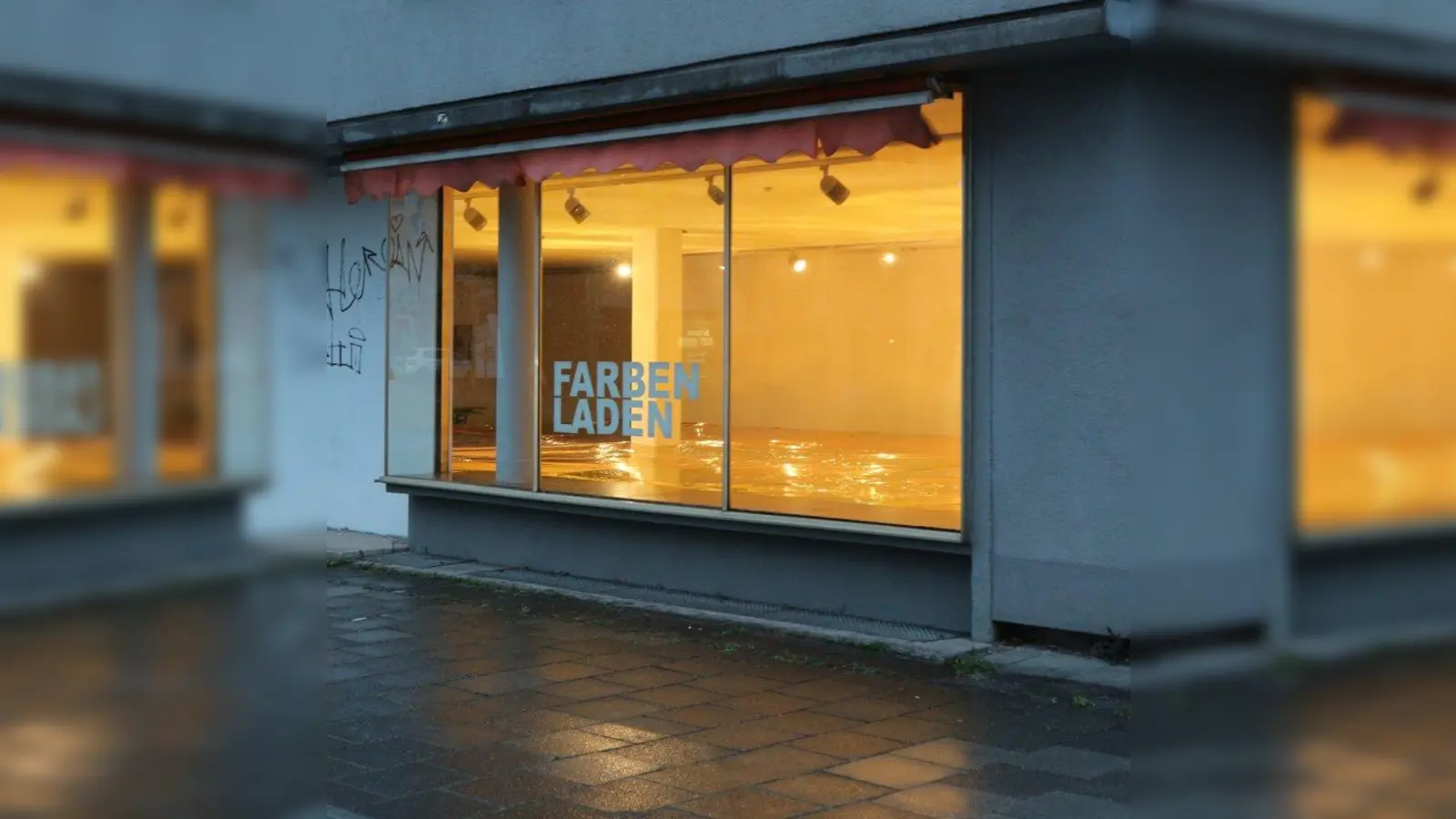 „Mach, dass es wieder wird” lautet der Titel der Schaufenster-Installation von Matt Wiegele, die bis 16. Mai im Farbenladen des Feierwerk zu bewundern ist. (Foto: Matt Wiegele)