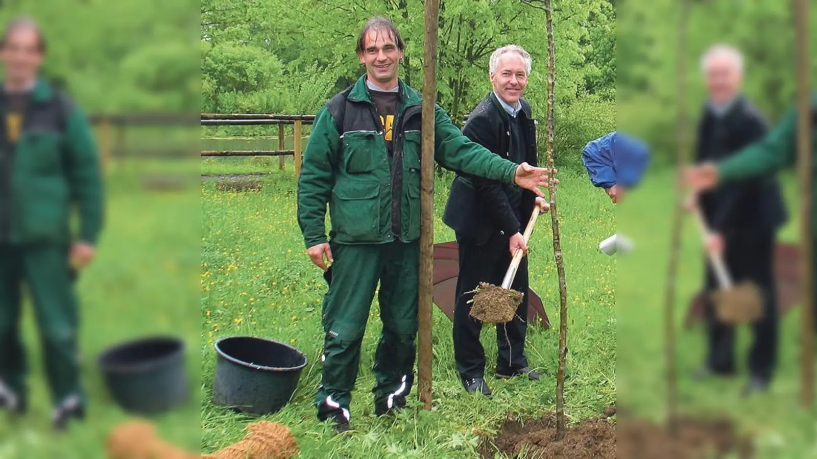 Zum 25-jährigen Jubiläum pflanzte Umweltgartenleiter Heinrich Wolfensberger (l.) und Bürgermeister Günter Heyland 	(r.). einen Wildapfelbaum.  (Foto: Archiv Wochenanzeiger)