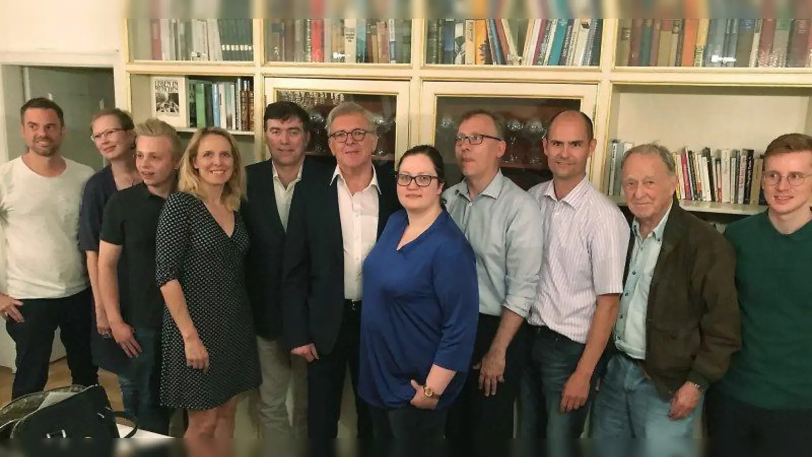 Sebastian Feicht, Lydia Ulke-Foag (Mitglied im Bezirksausschuss Hadern), Florian Markert, Julika Sandt (Landtagskandidatin im Stimmkreis Giesing), Thomas Zimmermann, Hildebrecht Braun, Sabrina Böcking (Landtagskandidatin im Stimmkreis München-Mitte, Mitglied im Bezirksausschuss Sendling-Westpark), Richard Ladewig (Bezirkstagskandidat im Stimmkreis Hadern), Dirk Schubert, Dr. Joachim Güthe und Daniel Klein (von links). (Foto: pr)