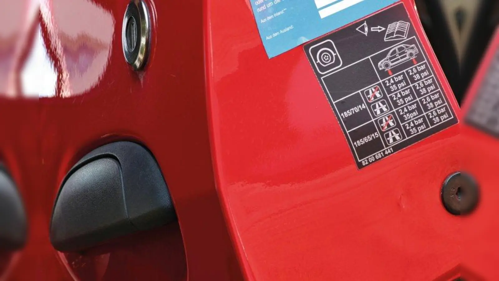 Informationen zum Reifendruck befinden sich meist auf dem Türholm. In Neuwagen warnt ein Reifendruckkontrollsystem (RDKS). (Foto: Björn Wylezich/Fotolia/Huf)