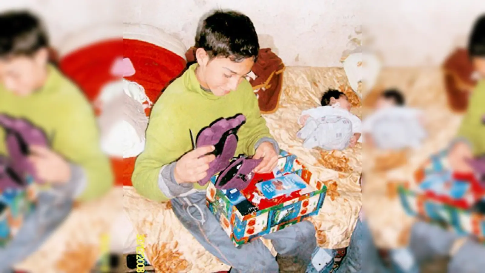 Leuchtende Augen beim Auspacken des Schuhkarton.  (Foto: Privat)
