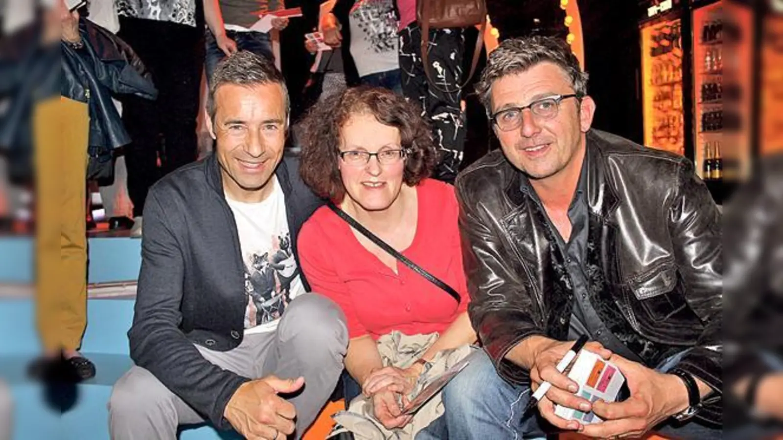 Da schlägt das Damenherz höher: Gewinnerin Rosemarie Isl-Bauer eingerahmt von Kai Pflaume (li.) und Hans Sigl.  (Foto: sh)