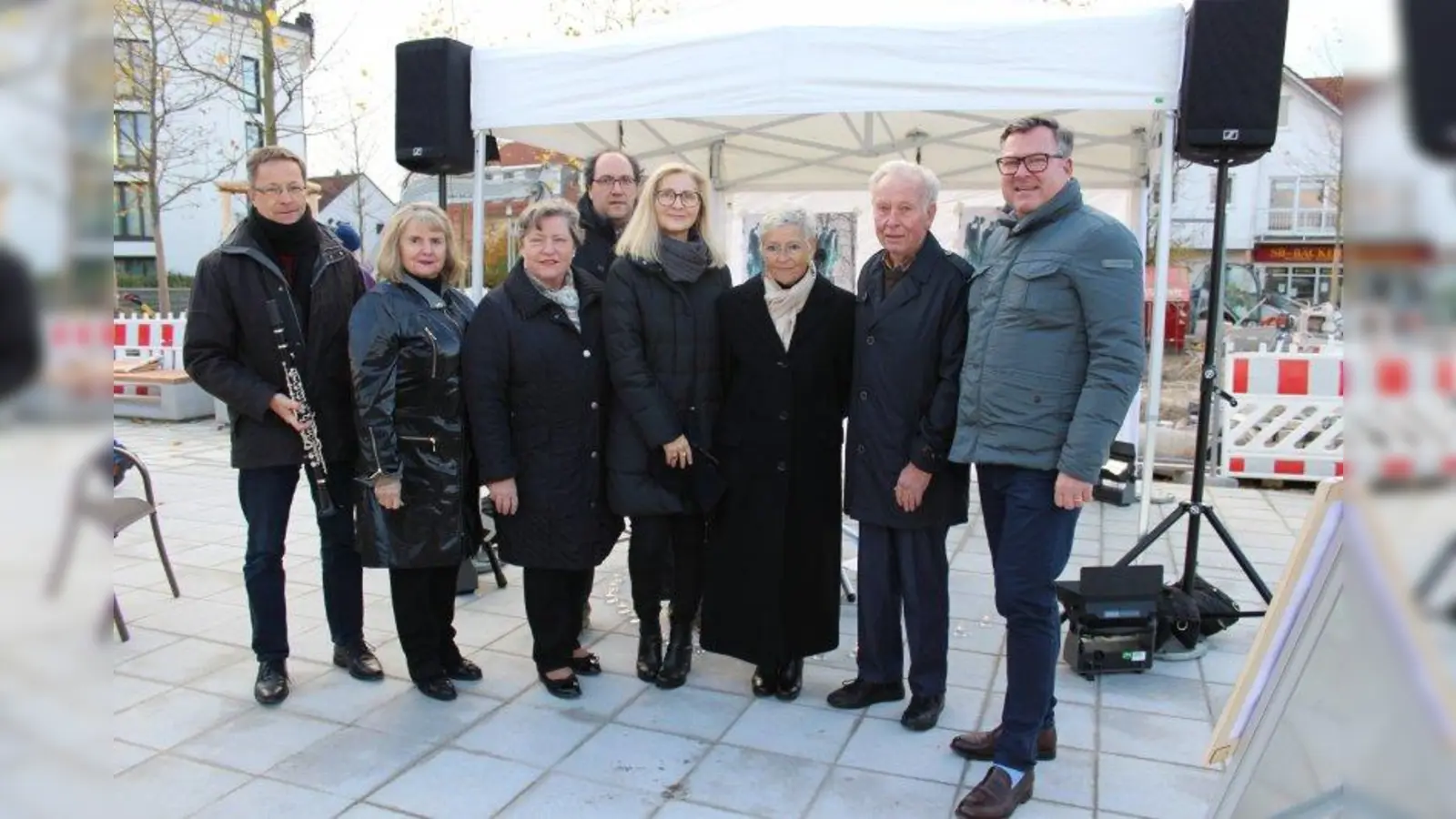 Die BA-Mitglieder Bernhard Freitag, Anna Attenberger, Stadträtin Heike Kainz, Vorsitzende des BA 23, Pascal Fuckerieder, Ingrid Haussmann, Christiane Schenk und Fritz Schneller zusammen mit dem Landtagsabgeordneten Josef Schmid (von links) anlässlich der Namenslesung auf dem Oertelplatz (Foto: sb)