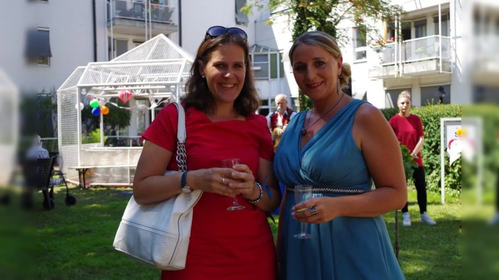 Festgäste bei der 30-Jahr-Feier des Sozialzentrums Laim (von links): Verena Dietl (Stadträtin und stellvertretende Vorsitzende) mit Einrichtungsleiterin Evelyn Klenz. (Foto: kö)