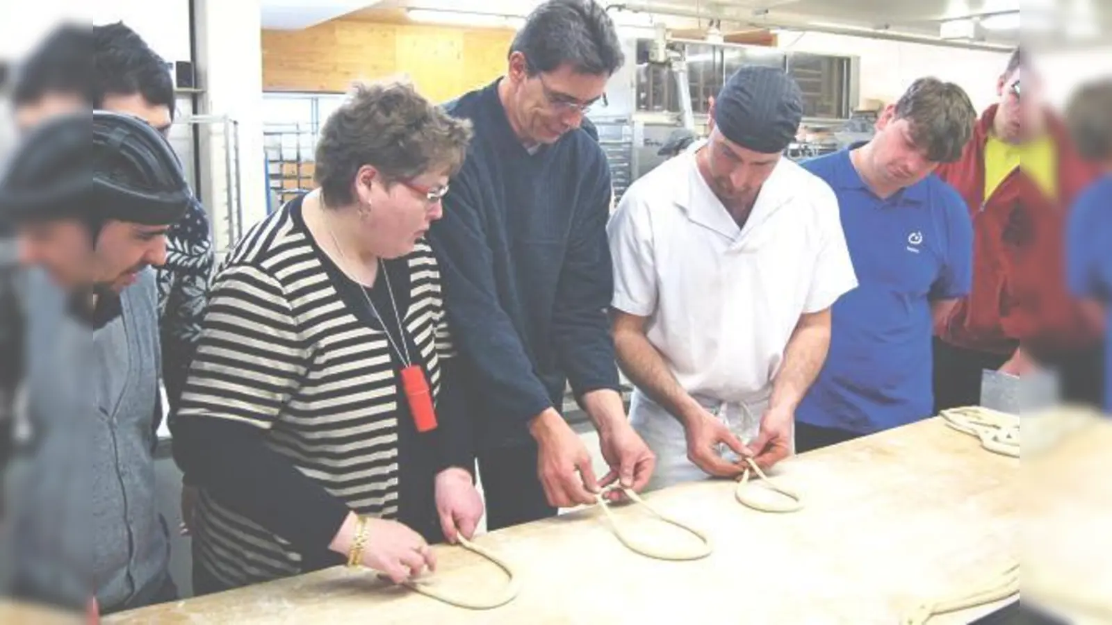 Mit Geschick versuchten sich die Mitarbeiter der Werkstätten für behinderte Menschen Erding beim Brezendrehen in der Bäckerei. Auch hier  (Foto: Übung macht den Meister. F:WfbM)