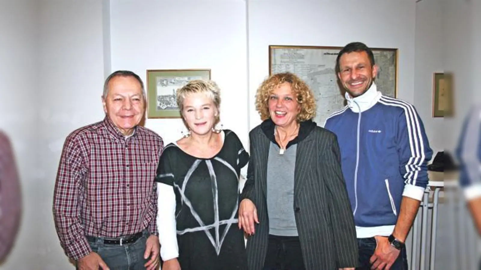 Sylvia Ottes (2. v. r.) und Brigitte Fait konnten beim zweiten Vorbereitungstreffen für die Stadtteilwoche 2013 in Moosach Markus Zell (r.) von der Artur-Kutscher-Realschule und Bernd Wagner von St. Martin begrüßen.	 (Foto: ws)