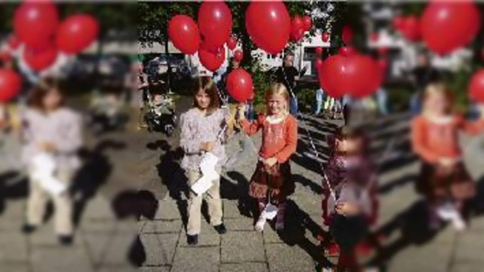 Lena und ihre Freundin hoffen, dass die Karte zurückkommt.  (Foto: S. Koschewa)