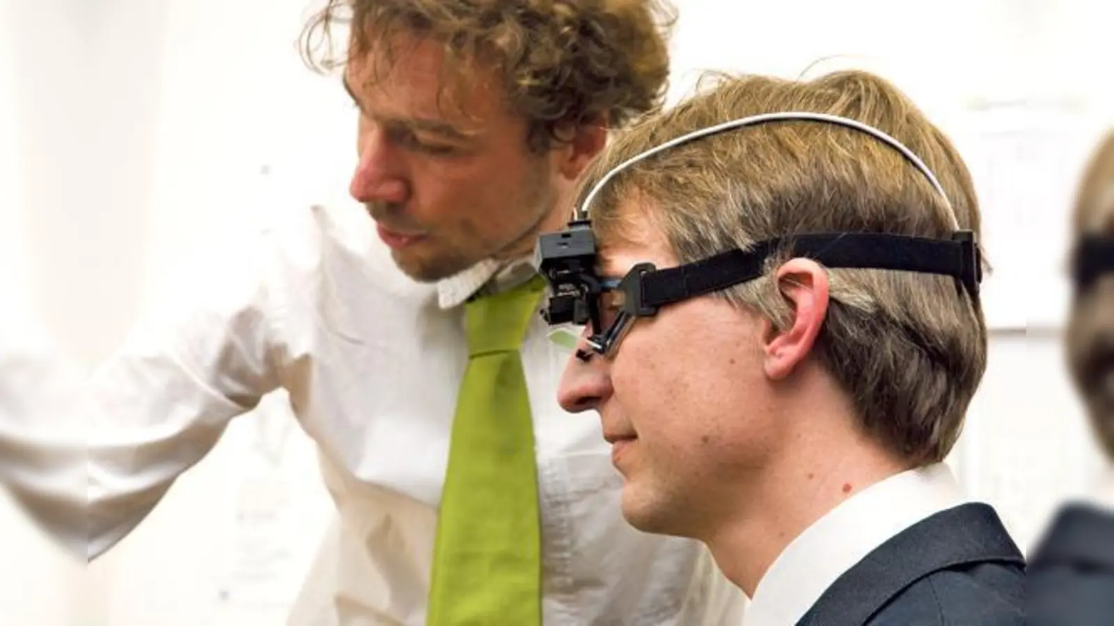 Projektleiter Dr. Gordian Hubert zeigt Tempis-Koordinator Dr. Peter Müller-Barna die Augenbewegungen, die von der Videobrille aufgenommen worden sind. 	 (Foto: Städtisches Klinikum München/Klaus Krischock)