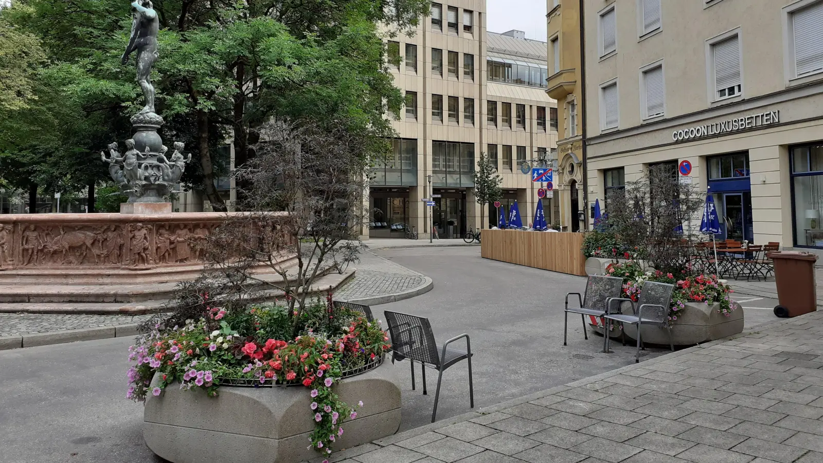 Sitzgelegenheiten laden zum Ausruhen und Verweilen ein. Die Meile zwischen Thiersch- und Kanalstraße (am Isartorplatz) hat sich schon im letzten Jahr gut als Sommerstraße bewährt.  (Foto: mha)
