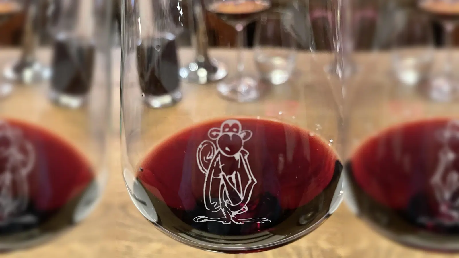 Bei einem Glas Wein können Krimifans den Abend: „Fiktion versus Fakten” in der Gemeindebibliothek Sauerlach ausklingen lassen.  (Foto: hw)