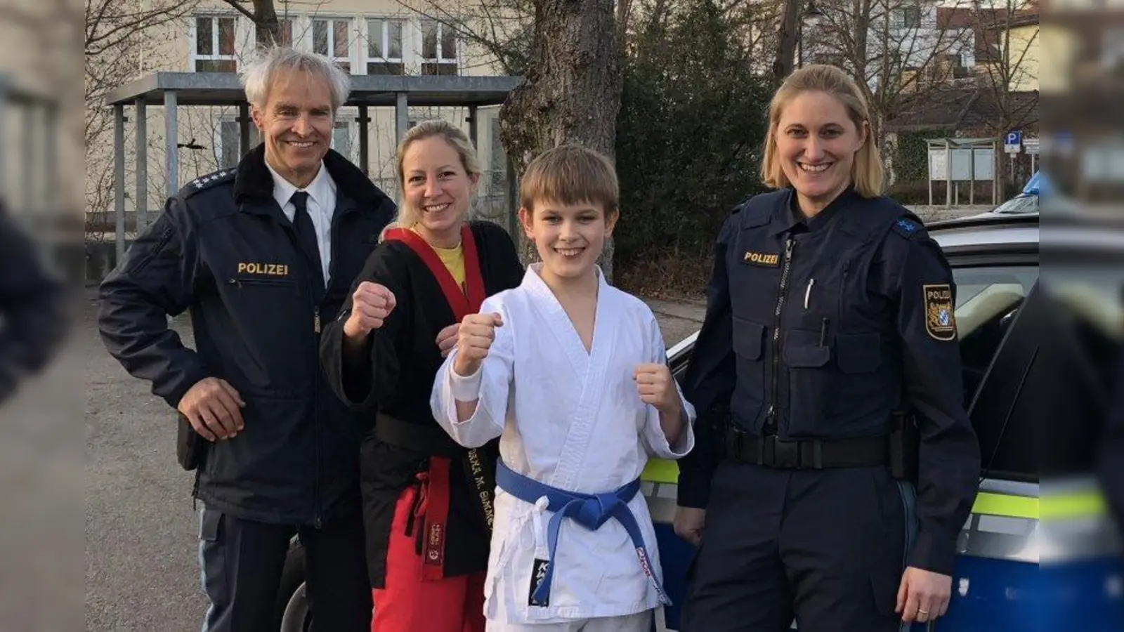 Beim „Goldenen Ninja-Kurs” v.l.: Erster Polizeihauptkommissar Andreas Ruch, Dana Simmet, Assistenztrainer Adrian und Polizeihauptmeisterin Tanja Jelinek. (Foto: PI Germering)